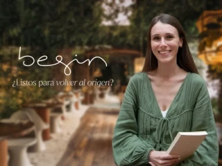 Léa Frémiot, responsable de expansión de Begin, frente a un restaurante Begin con el lema de la marca: ¿Listos para volver al origen?