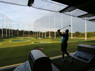 hombre jugando al golf en un campo