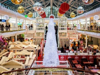Centro comercial en navidad con franquicias
