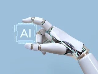Mano robótica sosteniendo chip con letras AI, representación de inteligencia artificial aplicada a franquicias
