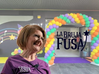 Mercedes Cabanes, fundadora de La Bruja Fusa, en la inauguración de una de sus escuelas de música infantil con decoración colorida e identidad de marca.