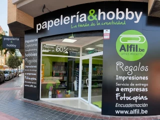 Franquicia Alfil.be de papelería y hobby en España, tienda física con escaparate y cartel corporativo