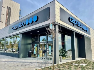Fachada de un supermercado Caprabo de nueva generación en Cataluña, con diseño moderno y señalización corporativa visible