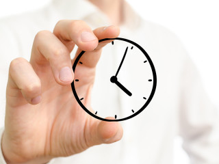 Hombre sujetando una silueta de un reloj