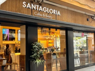 Fachada franquicia SantaGloria del grupo FoodBox