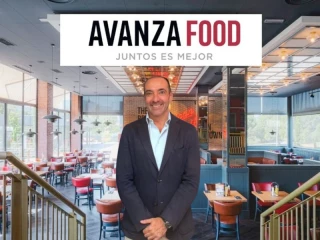 Nuevo director de expansión y franquicias de Avanza Food posando frente al logo de la marca en un restaurante del grupo