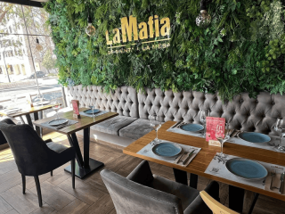 Restaurante de la franquicia La Mafia se sienta a la mesa