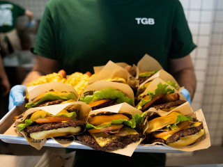 Bandeja con hamburguesas de TGB