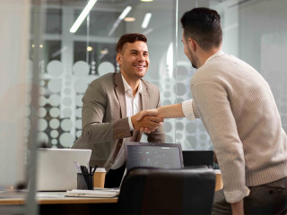 Foto de dos empresarios dándose la mano