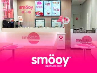 Interior de una franquicia Smöoy, local de yogur helado y ice cream con diseño moderno en España