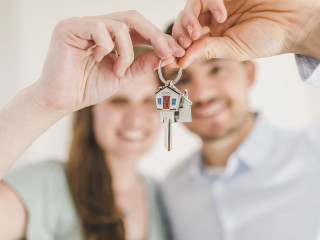 Matrimonio cogiendo las llaves de su nueva casa