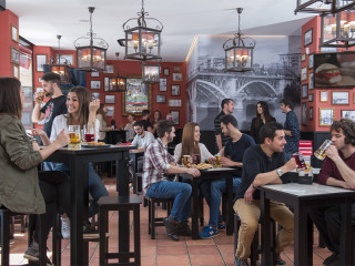 Personas bebiendo y comiendo en el interior de 100 montados