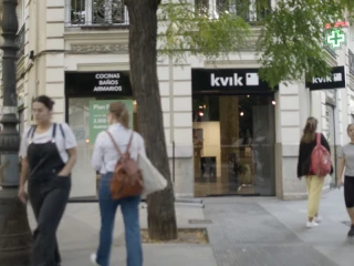 Tienda Kvik en España con fachada urbana, especializada en cocinas, baños y armarios de diseño danés.