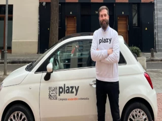 Franquicia Plazy con emprendedor junto a coche corporativo de limpieza sostenible a domicilio