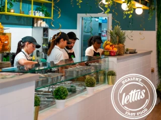 Franquicia Lettus personal preparando comida healthy en local de fast food