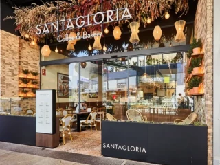 Fachada de una cafetería Santagloria, marca de FoodBox en expansión mediante franquicias