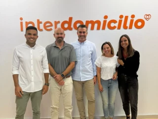 Equipo de Interdomicilio en sus oficinas centrales, reflejando el crecimiento y la expansión de la franquicia de servicios a domicilio.