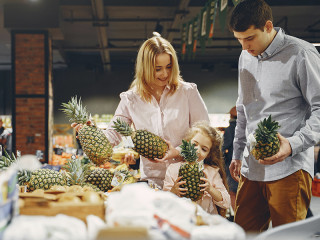 Familia comprando en supermercado  Charter