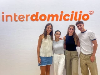 Parte del equipo de Interdomicilio junto a nuevos franquiciados de la marca, líder en servicios a domicilio y cuidado del hogar en España.