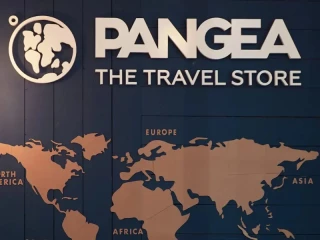Logo de Pangea The Travel Store con mapa del mundo, referente en franquicias de agencias de viajes en España