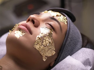 Mujer recibiendo un tratamiento de la franquicia Esencia Estética