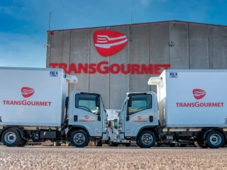 Camiones de reparto Transgourmet frente a su centro logístico en España, símbolo de la expansión y crecimiento de sus franquicias Suma en el sector alimentación.