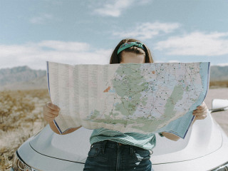 Mujer revisando un mapa para su viaje