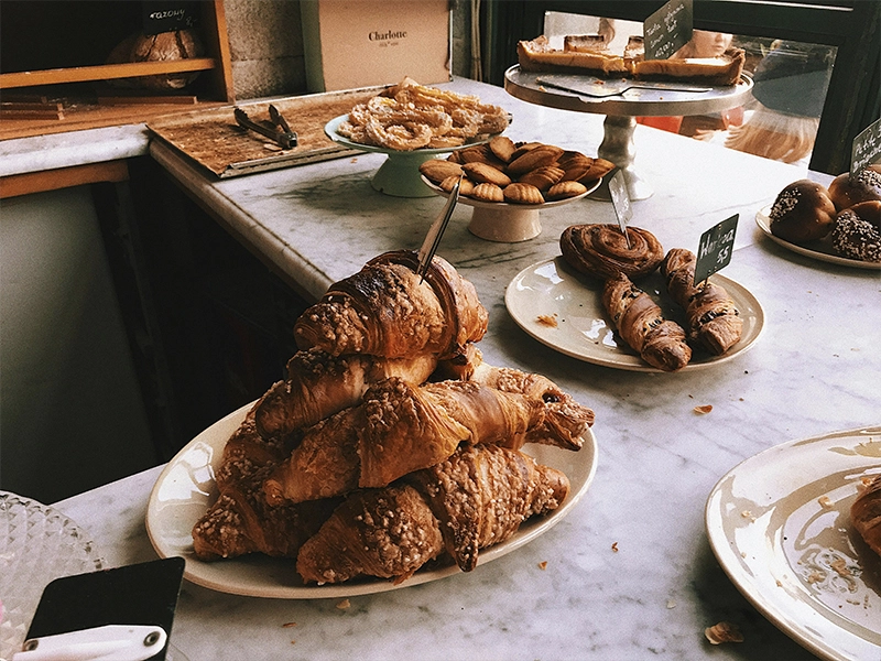 Mostrador con muchos productos de una franquicia de cafeterías