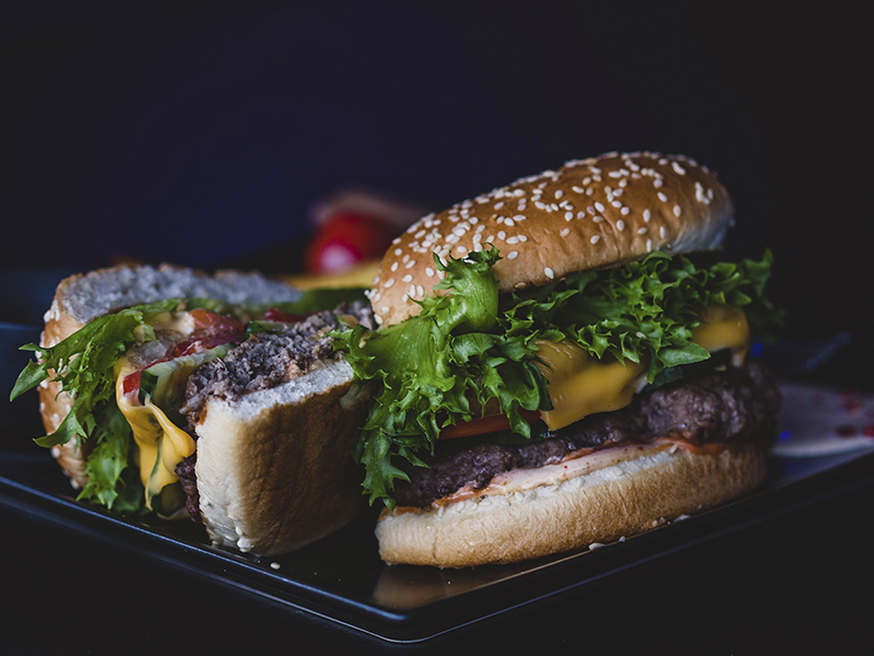 Hamburguesas partidas enun plato