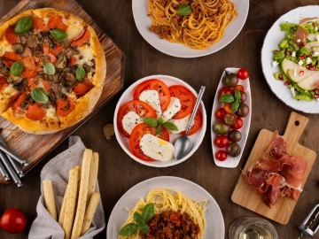 Comida italiana: pizza, pasta, caprese y embutidos en franquicia de restaurante italiano
