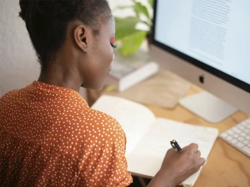 Mujer buscando información sobre como abrir una franquicia