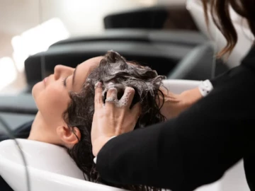 Mujer lavando cabeza en peluquería
