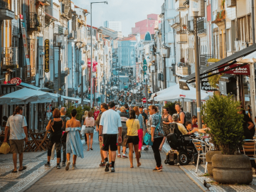 Calle mayor repleta de gente y comercios