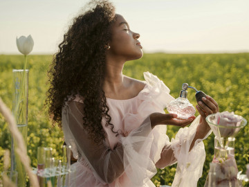 Mujer con un perfume