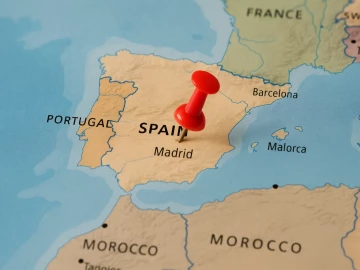 Mapa de España con chincheta en Madrid, inversión en franquicias en España y oportunidades de negocio por provincias