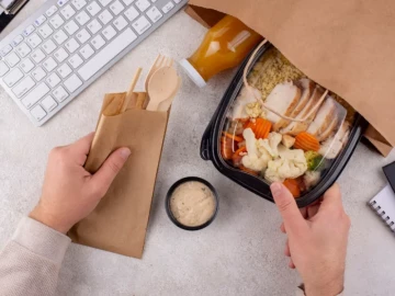 Franquicias de comida a domicilio y delivery: platos preparados y servicio rápido.