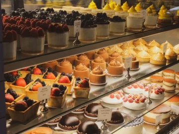 Productos en el escaparate de una pastelería