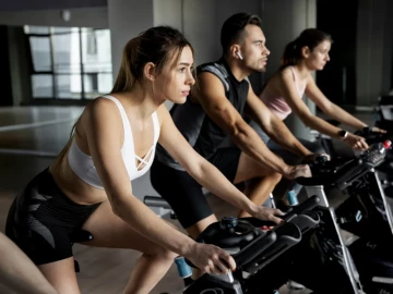 Gente haciendo deporte en una franquicia de fitness