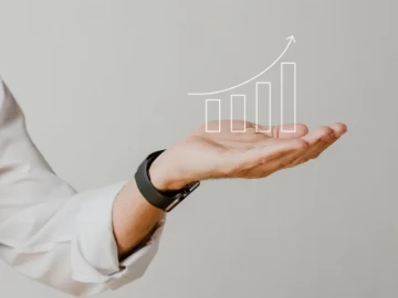 Mano con gráfico rentable