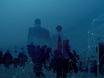 Dos figuras empresariales observan una ciudad moderna con rascacielos, superpuestas sobre una red de conexiones digitales, simbolizando negocios globales y transformación tecnológica.
