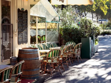 Fachada restaurante en ciudad pequeña