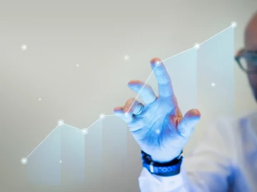 Franquiciador viendo resultados de franquicia en gráfico