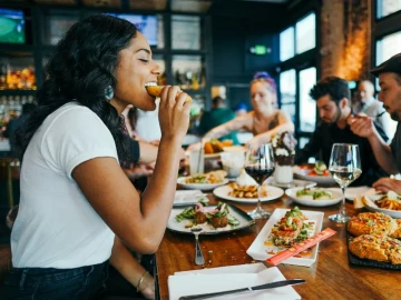 Comensales en franquicia de restauración