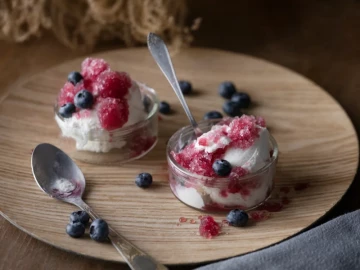 Yogur helado artesanal con granizado de frutos rojos producto estrella de franquicia de heladerías saludables