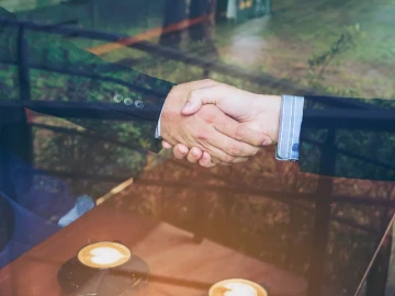 Dos empresarios dándose la mano