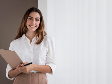 Mujer empresaria sujetando una carpeta representando el liderazgo