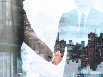 Apretón de manos entre empresarios, simbolizando acuerdo